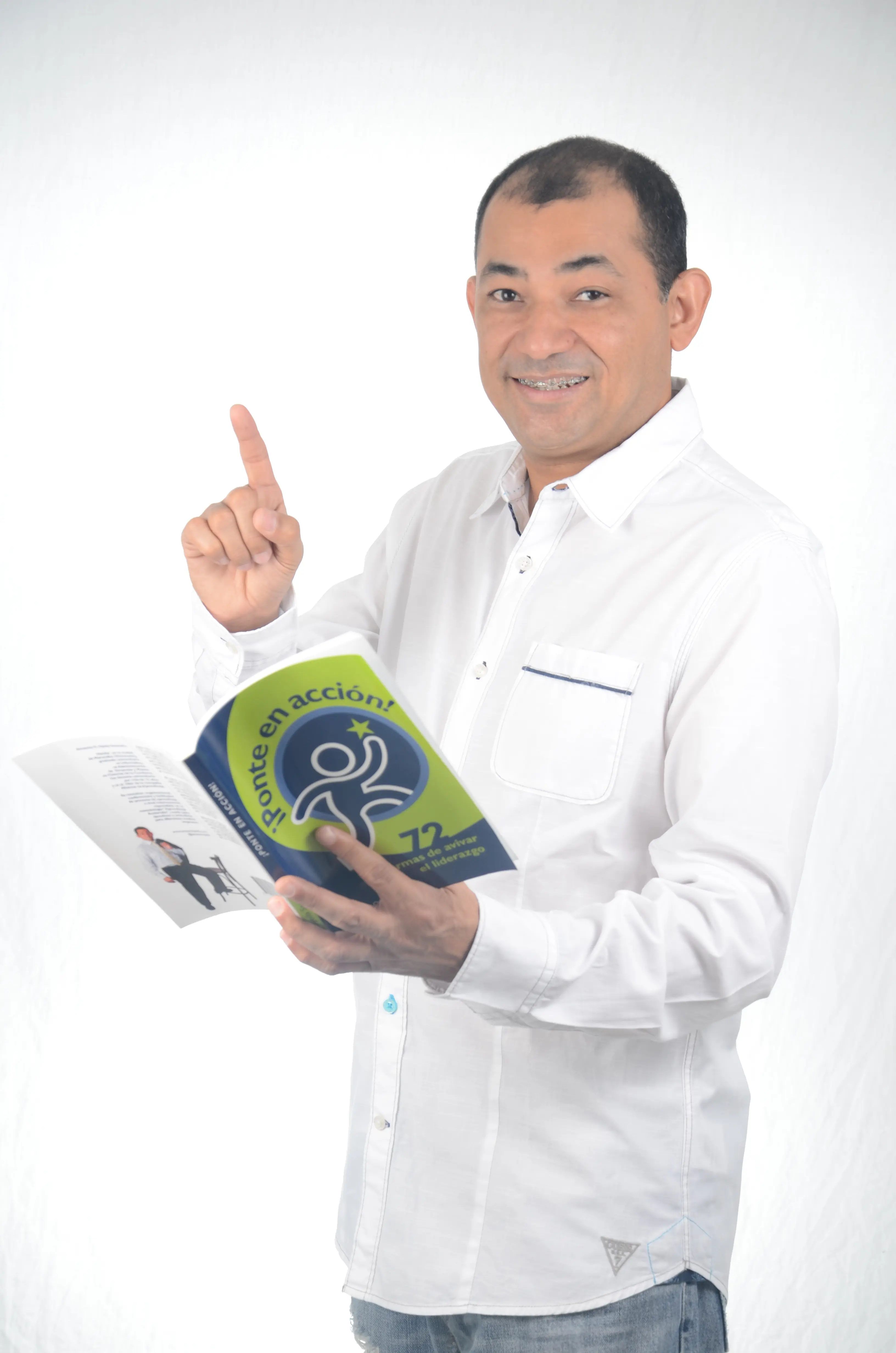 Amancio Ojeda con su libro Ponte en Acción