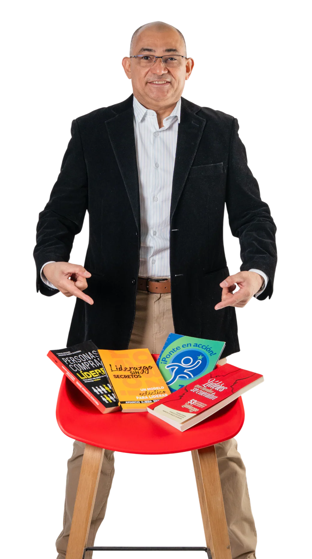 Amancio Ojeda con sus libros