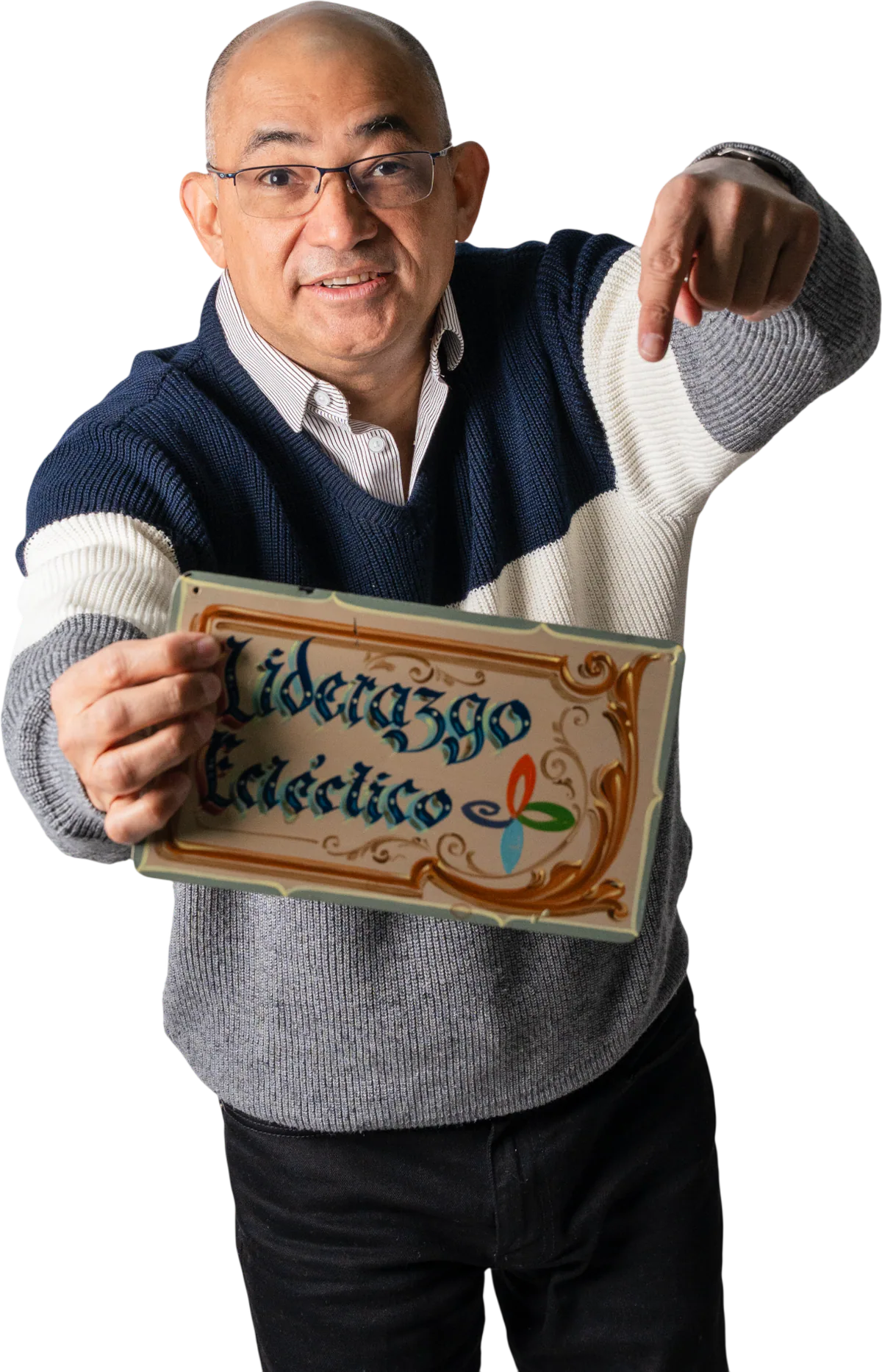 Amancio Ojeda sosteniendo un cartel de Aprendizaje Acelerado