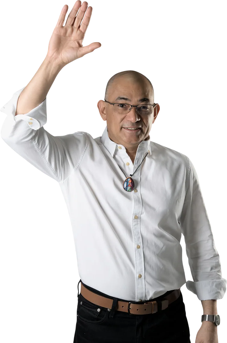Amancio Ojeda levantando una mano